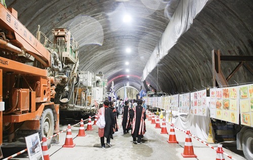トンネルの奥へと進む来場者