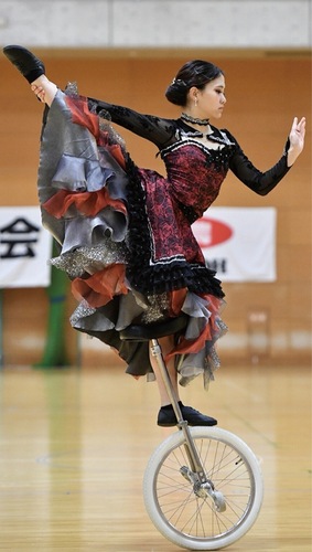 全日本一輪車競技大会で演技する渡邊さん