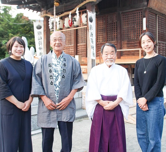 左から松本さん、堰稲荷奉賛会の保谷会長、金子宮司、脇本さん＝堰稲荷神社境内