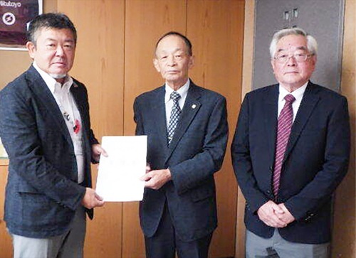 佐藤区長（左）へ要望書を渡す西尾会長（中央）と林副会長