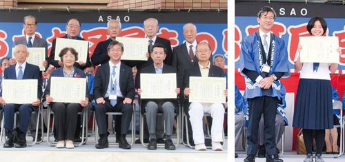 功労賞受賞者らと、賞状を手にする阪口さん（右写真）