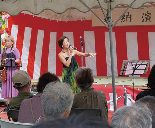 盛り上がる歌謡ショー