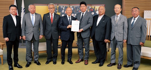 市全町連幹部と福田市長（右から４人目）。濃沼会長は同２人目、笠原会長は同１人目