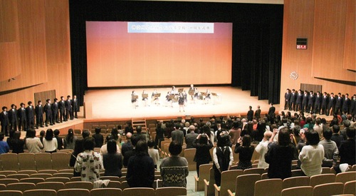 現役生も加わった２部の校歌斉唱