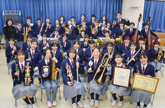 演奏した吹奏楽部のメンバー、最前列が３年生＝10月31日撮影