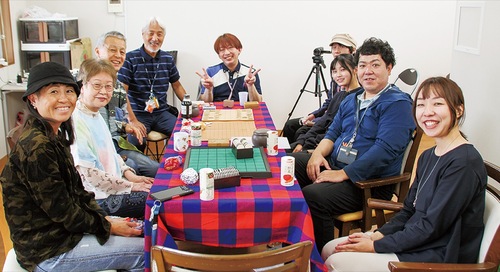 初日に集まった関係者ら