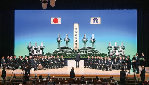 献花を行う出席者