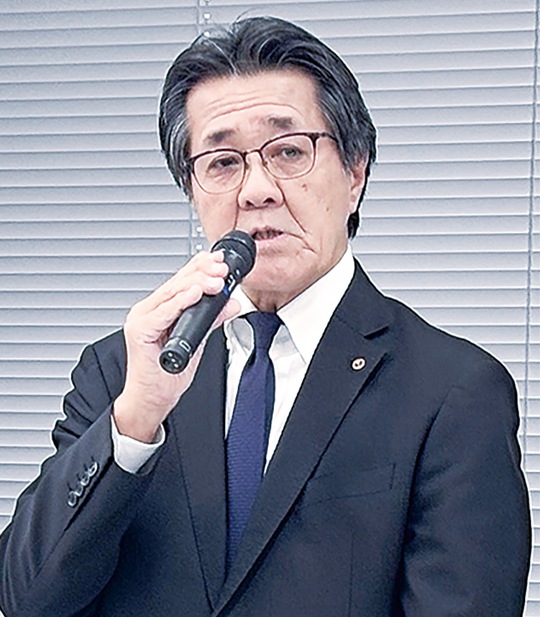 記者会見を行う窪田会頭