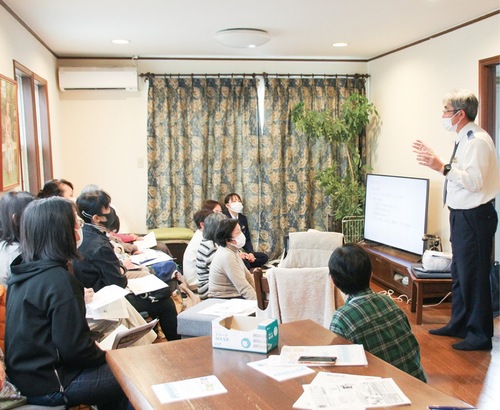 犯罪の手口などを署員が説明