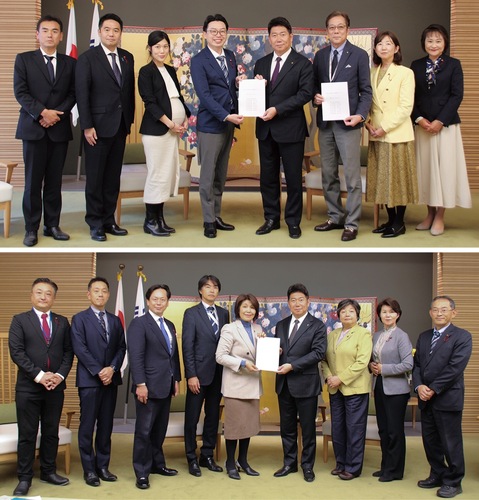 福田市長（いずれも右から４人目）に要望書を渡す㊤麻生区㊦多摩区の市議