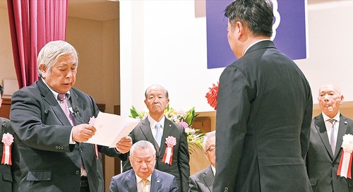 謝辞を述べる冨田さん（左）