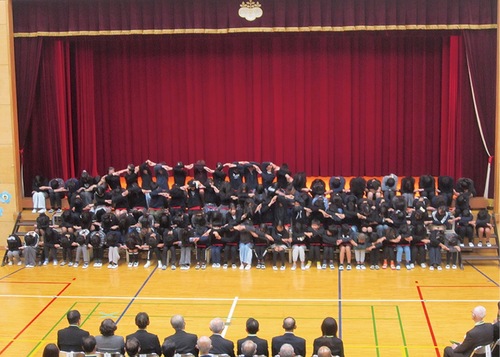 体で波を表現する６年生