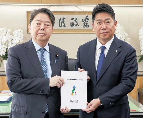 福田市長（右）と林総務大臣＝川崎市提供