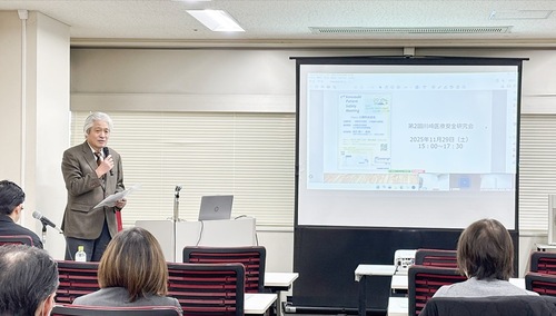 参加者の前で話す長島病院長