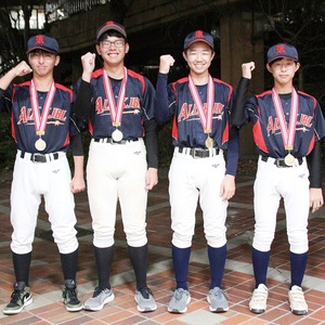 記念に贈られたメダルを首にかける（左から）柳堂さん、苅込さん、橘和さん、三竹さん