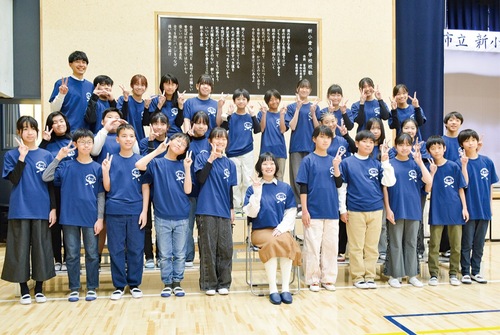 記念写真に納まる宮崎さん（中央）と６年生ら