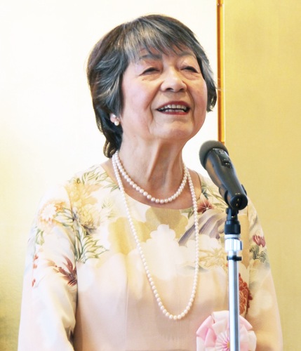 あいさつする楠会長