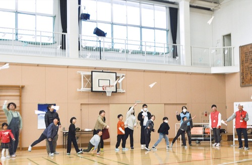 紙飛行機を飛ばす参加者