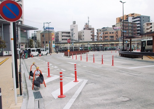 一般車が進入できるようになった駅前広場＝２月24日午後４時20分頃