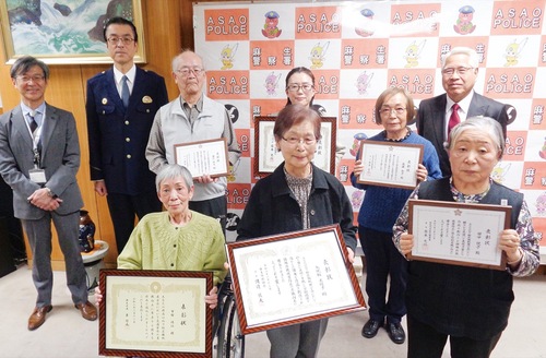 賞状を手にする受賞者ら＝提供