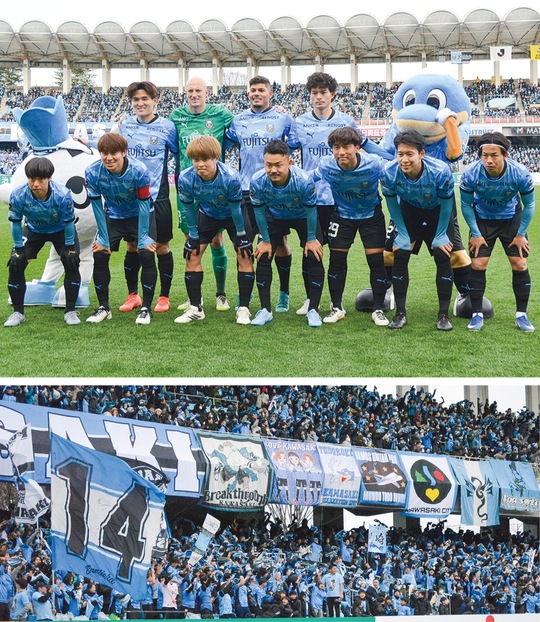 川崎フロンターレイレブン（上）と応援するファン・サポーター