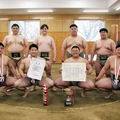 同部部員。前列は団体戦のメンバー。左から廣原希星さん、太田力月さん、木村弥雲さん、小貫一心さん＝４月10日、向の岡工業
