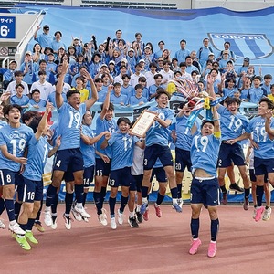 W杯を戦うOB小川航基選手のシャツを着て、優勝カップを掲げた