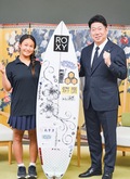 愛用のボードと並ぶ窪田さん（左）と福田市長