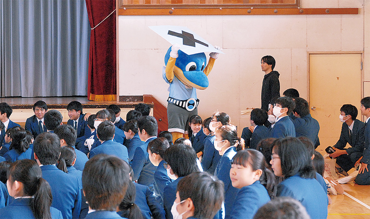 クイズをするふろん太くんと生徒ら