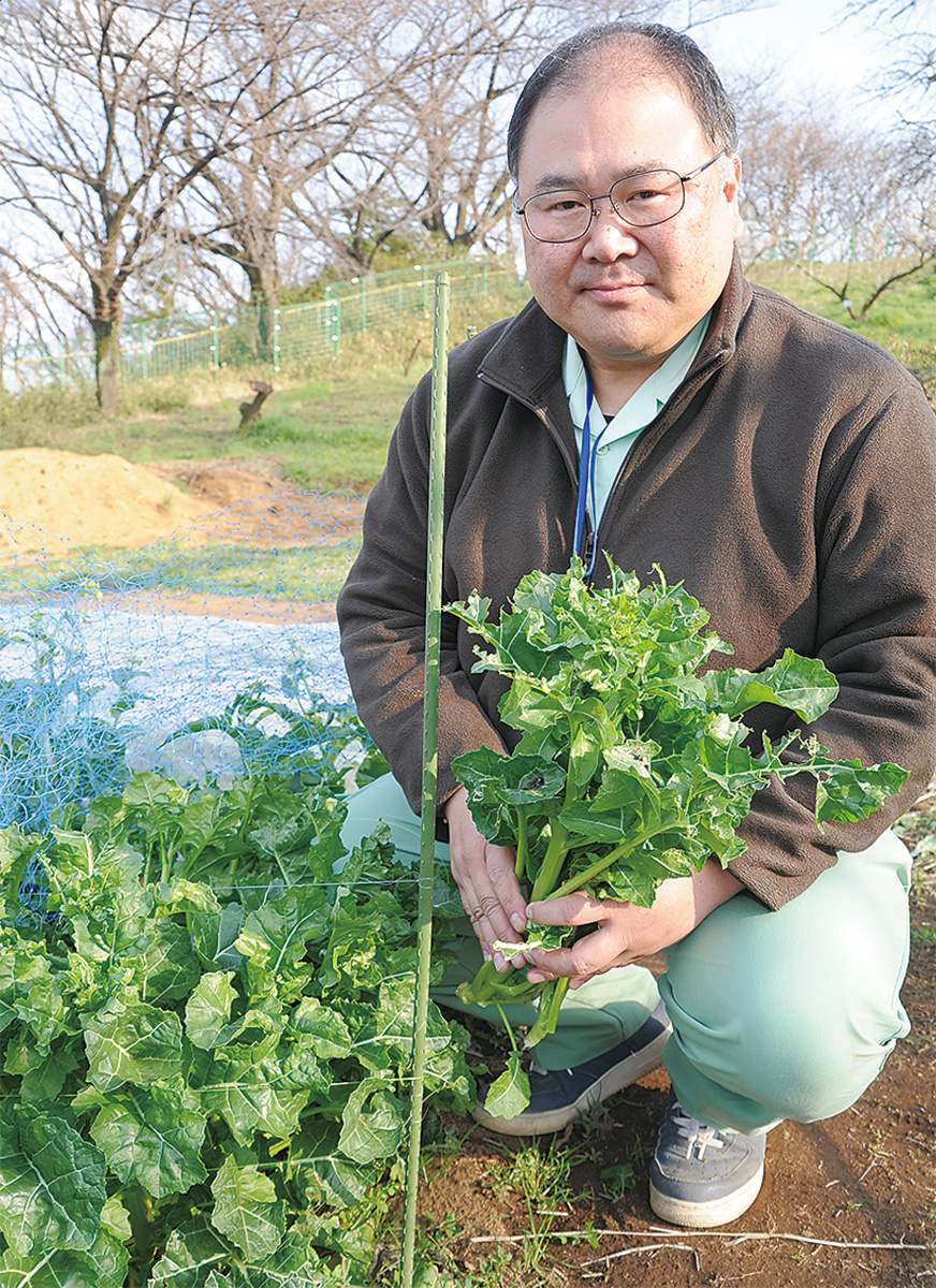 センターで育成中の新品種を手にする古山さん