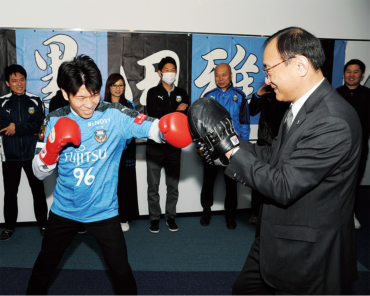黒田選手とのスパーを体験する藁科社長