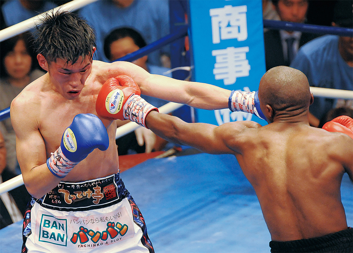 10Ｒ、ムザラネ選手と激しく打ち合う黒田選手