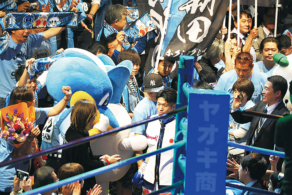 入場する黒田選手（中央）に声援を送る川崎Ｆサポーターら