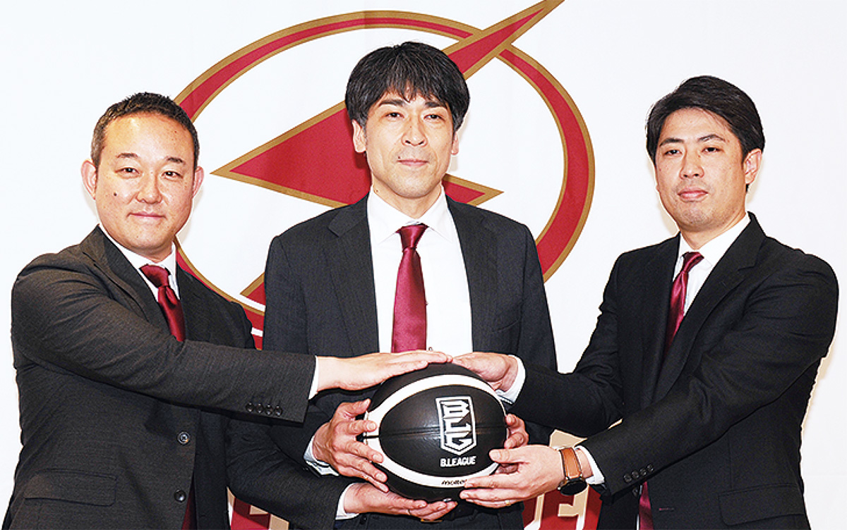 決意を語った（右から）佐藤ＨＣ、北ＧＭ、元沢社長