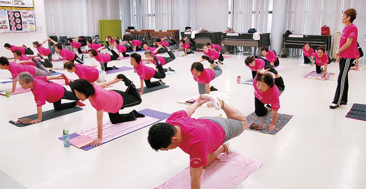 体操する会員＝先月28日、ＪＡ稲田支店