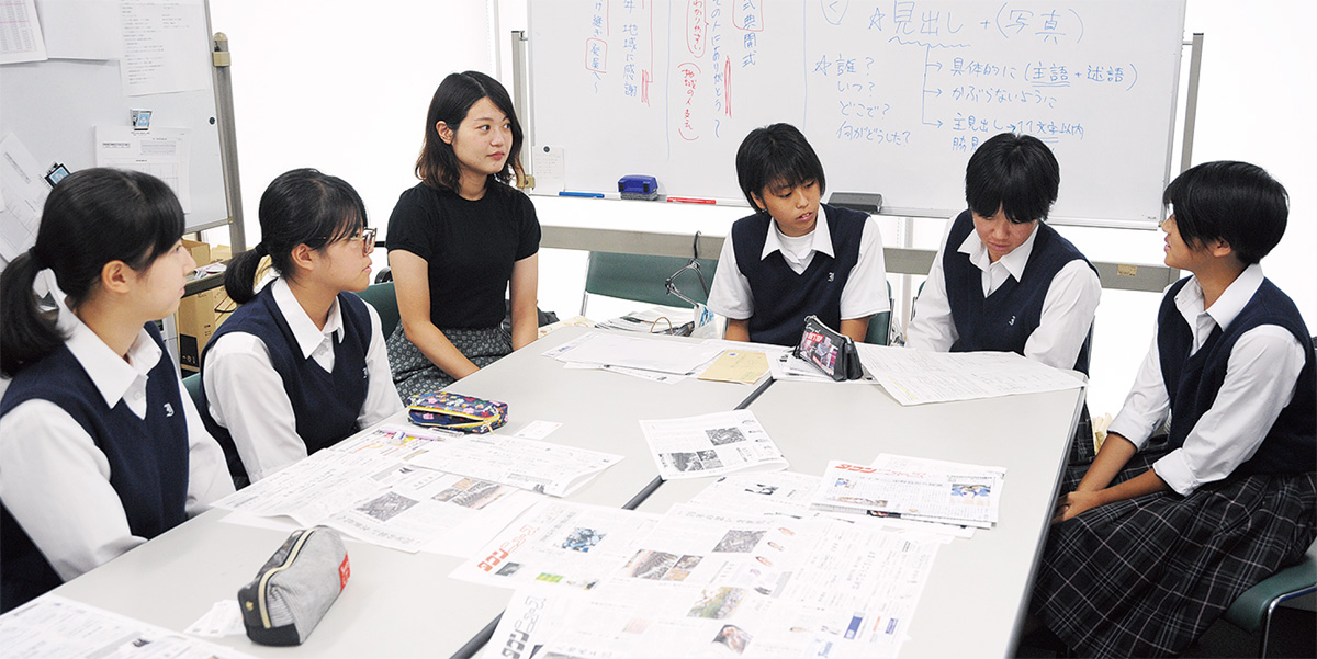 記者に質問する生徒