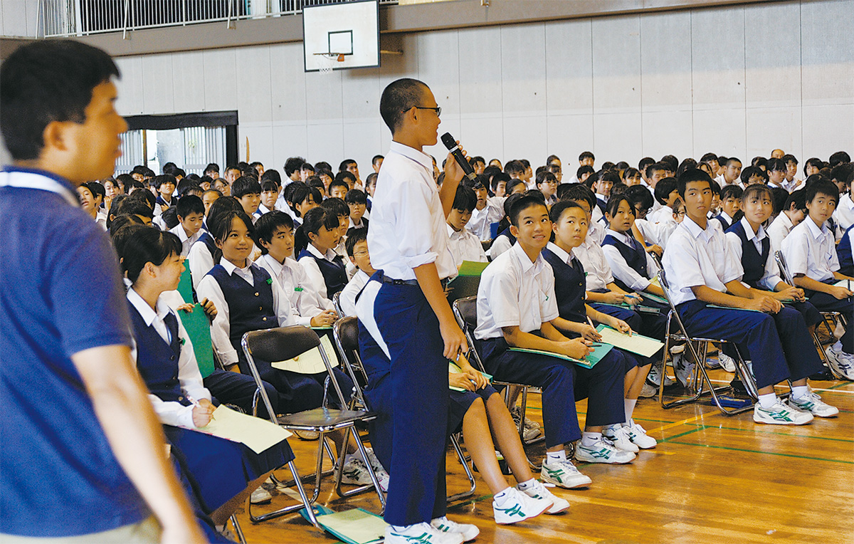 講演を聞き、質問する生徒