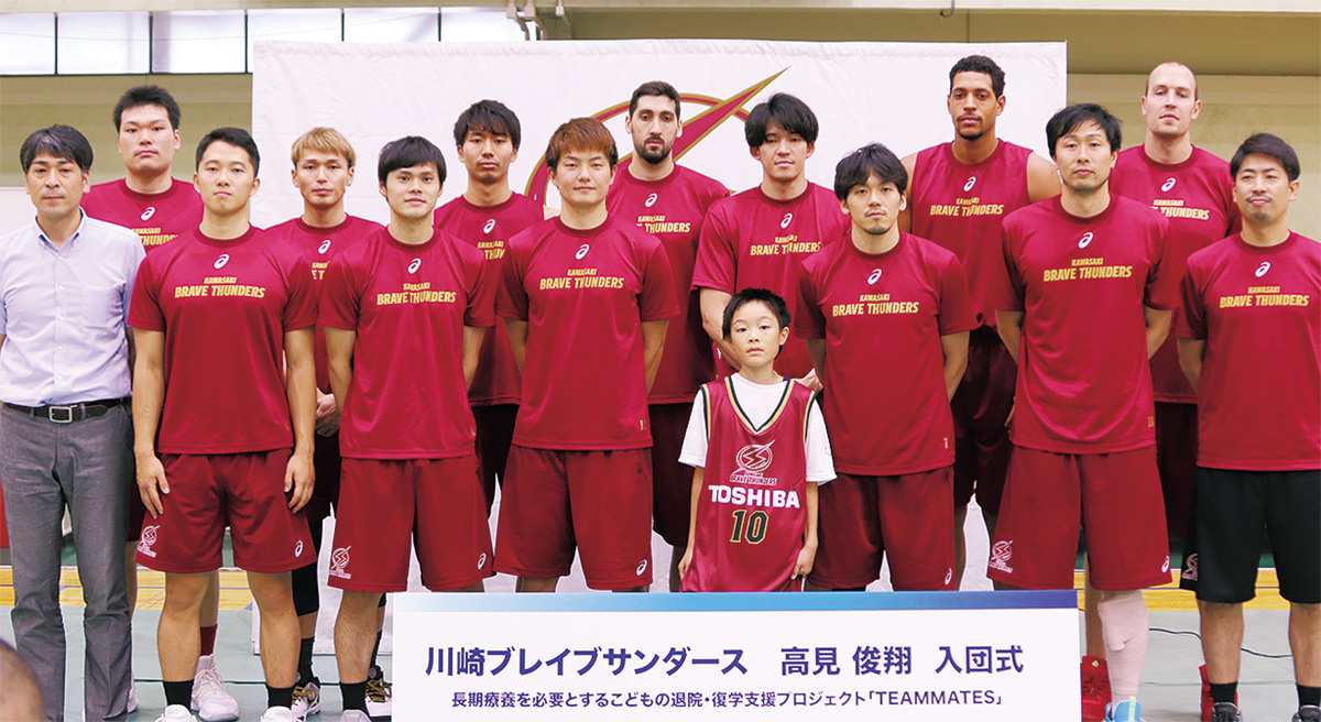 北卓也ＧＭから背番号10のユニホームを受け取った高見君と、選手ら(C)KBT