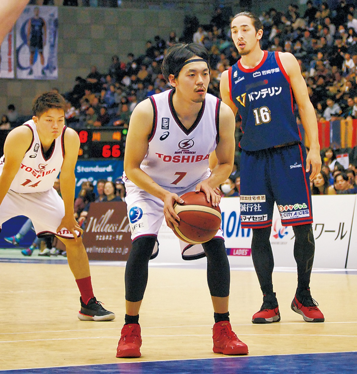 フリースローを打つ篠山選手＝16日