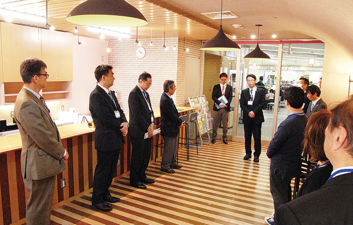 開所への思いを話す関係者