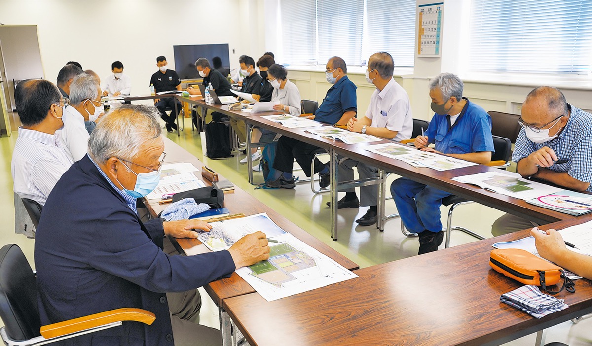 意見を出し合う参加者