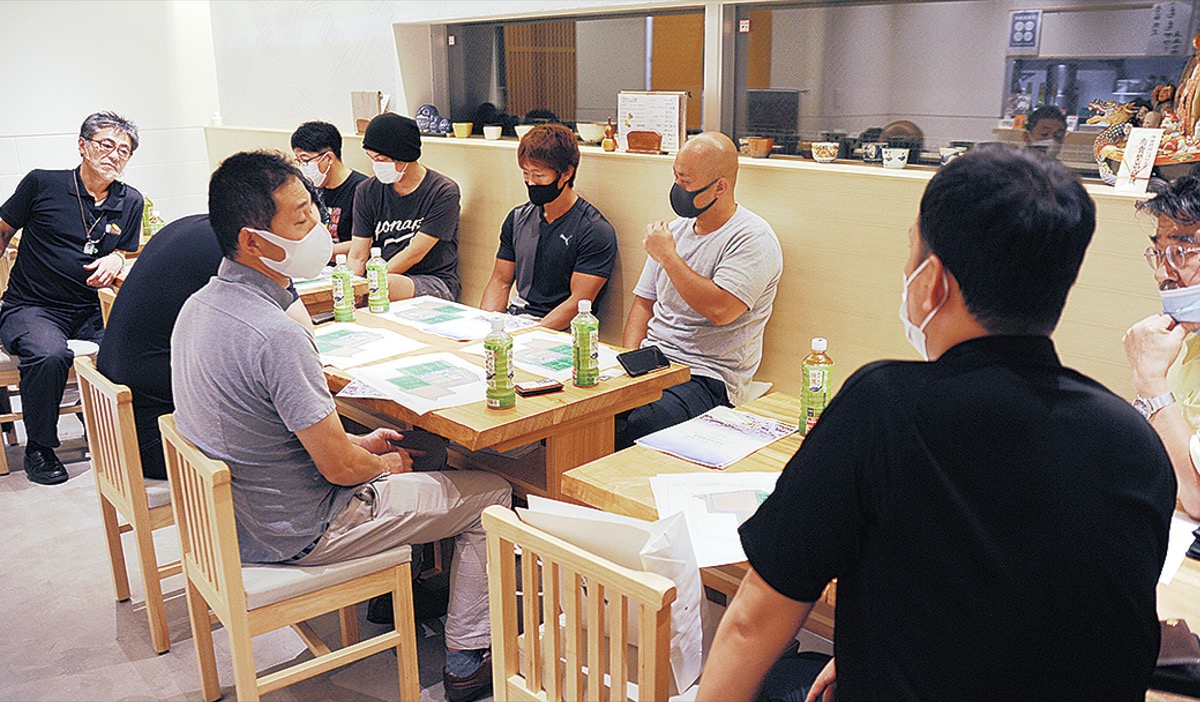 意見を交わす参加者