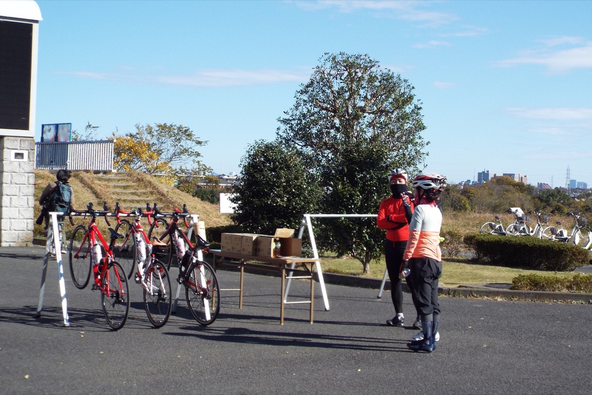 スタンドの隣にペットボトルを設置＝同館提供