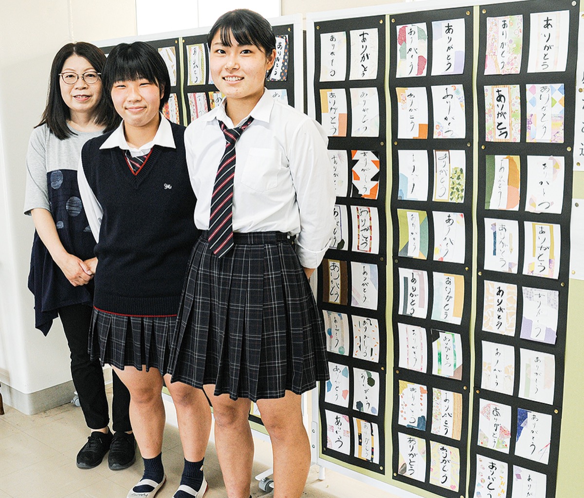 作品と、(右から）土屋さん、藤本さん、藤原教諭