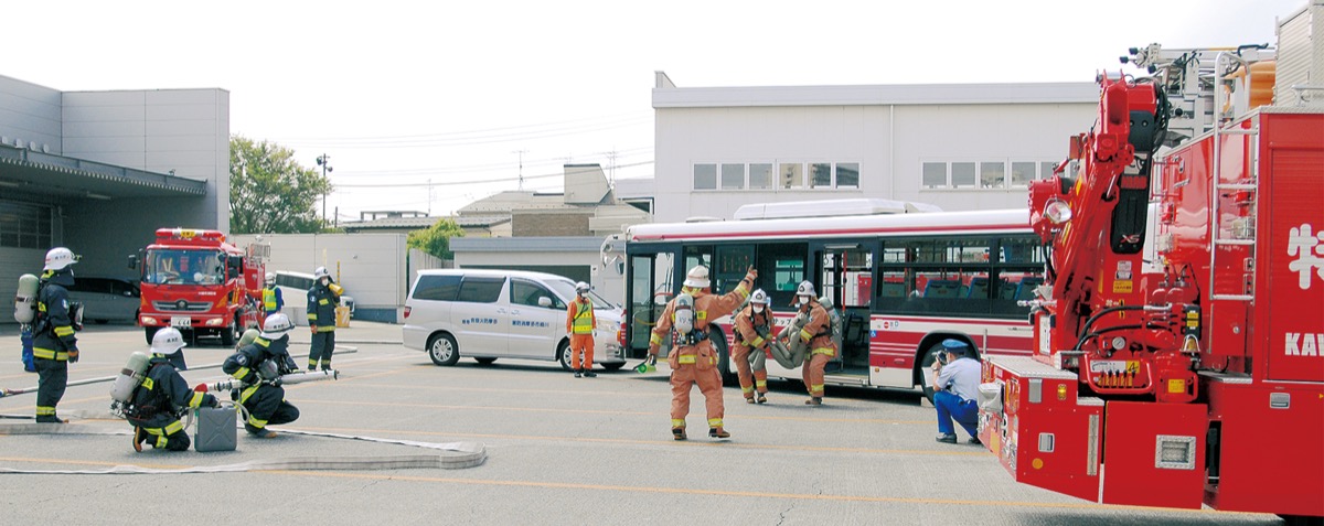 バス事故、火災想定し訓練