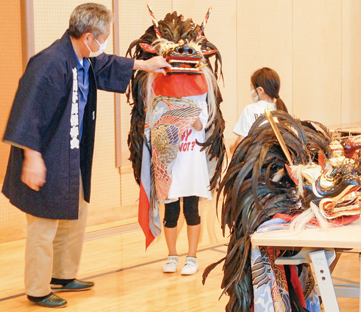 獅子頭をかぶる児童