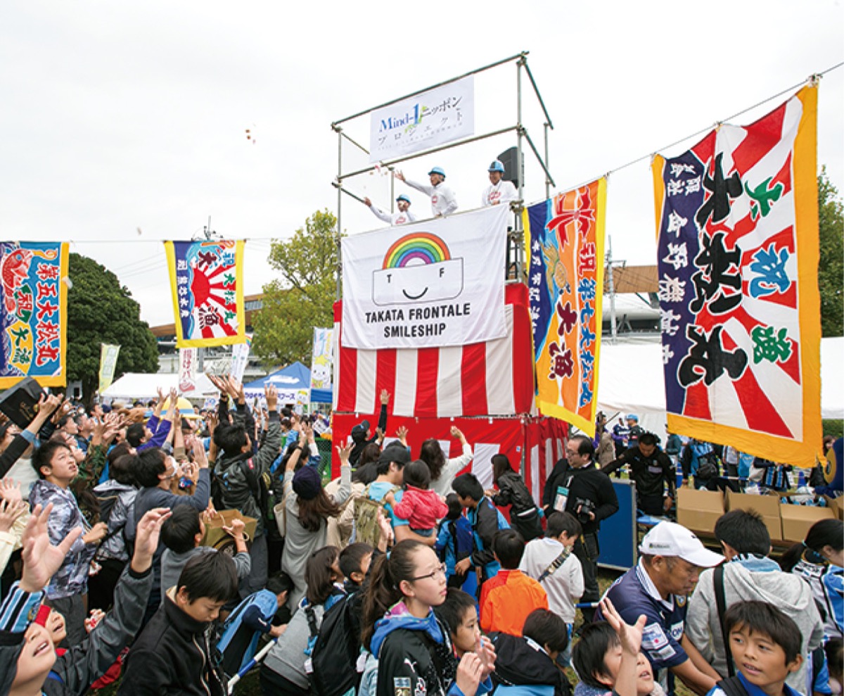 毎回大好評の餅まき＝2019年