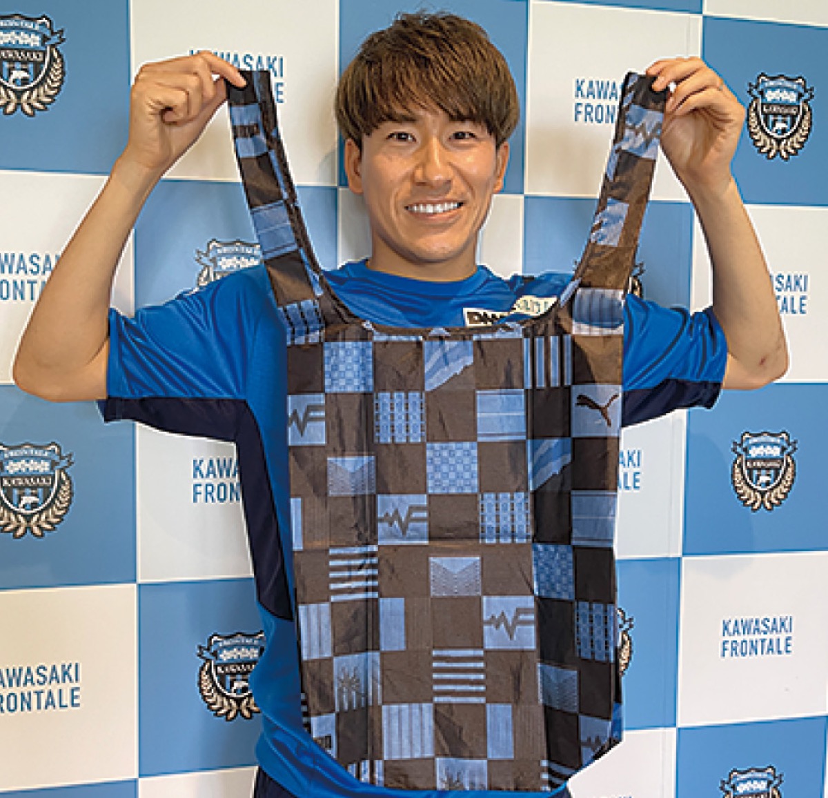 エコバッグを手にする登里選手