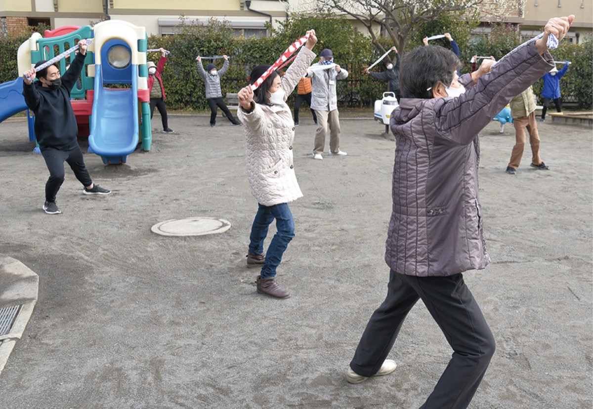 手ぬぐいを使った体操も＝３日