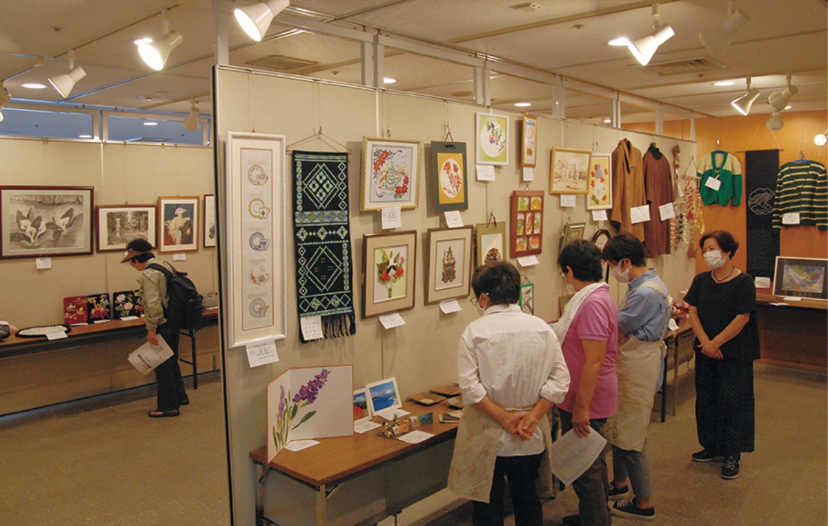 多摩市民館で行われた趣味の作品展＝昨年10月